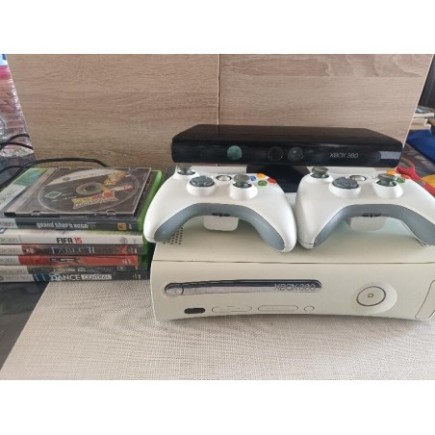 XBOX360 2 MANETTES 1 KINECT ET 7 JEUX 