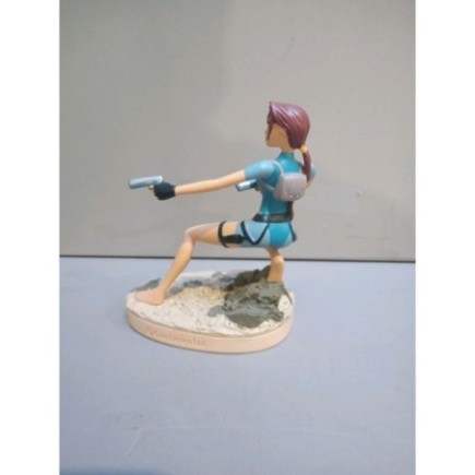 FIGURINE TOMB RAIDER  ACCROUPIE