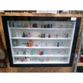 VITRINE 100 MINIATURES DE PARFUM ET 6 BOITES  
