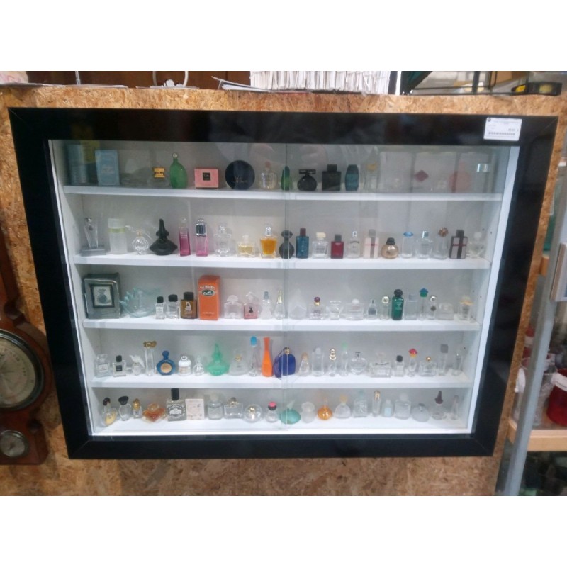 VITRINE 100 MINIATURES DE PARFUM ET 6 BOITES  