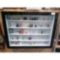 VITRINE 100 MINIATURES DE PARFUM ET 6 BOITES  