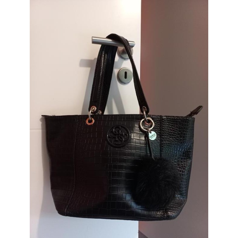 SAC NOIR GUESS TAILLE HAUTEUR 26 CM X  LONGUEUR 42 CM X LARGEUR 14.5 CM