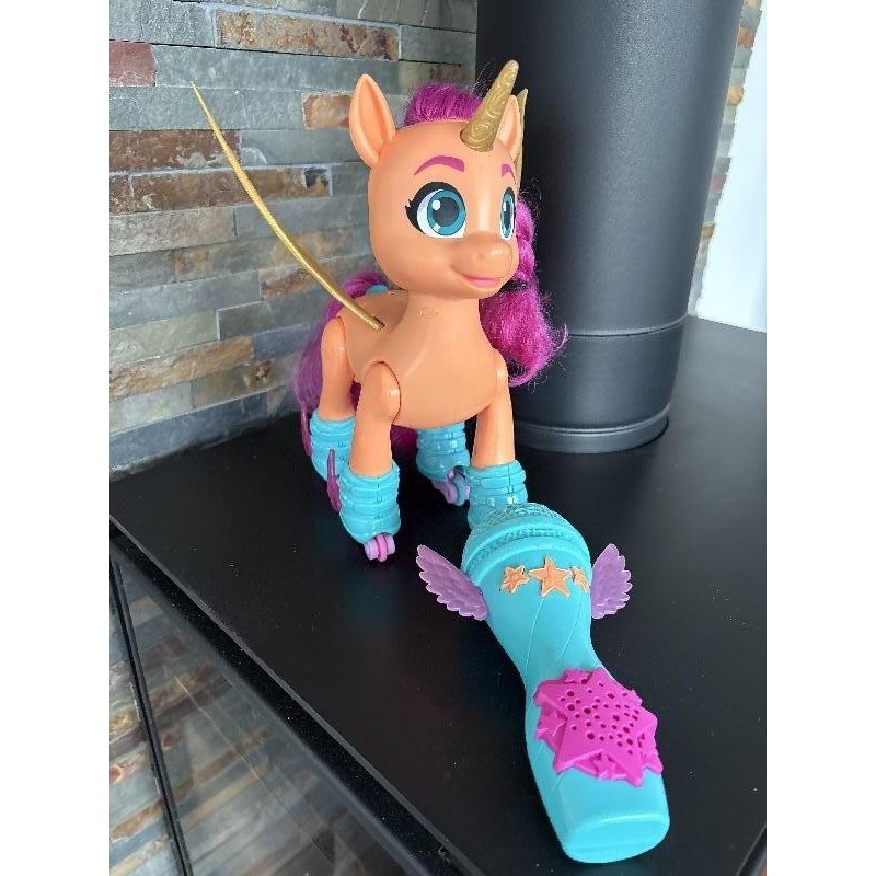 LICORNE MICRO AVANCE CHANTE ET DANSE