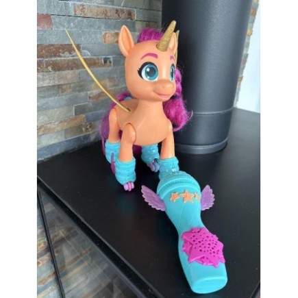 LICORNE MICRO AVANCE CHANTE ET DANSE