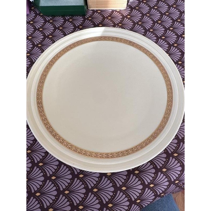 5 ASSIETTES BEIGE ET OR