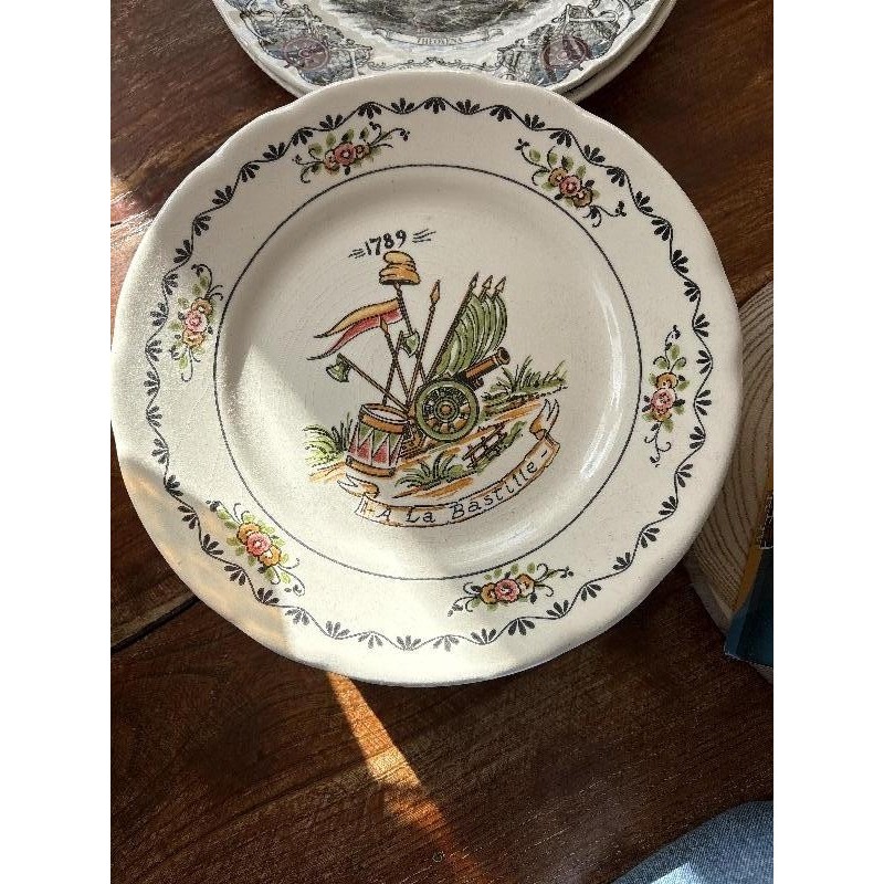 7 ASSIETTES REVOLUTIONNAIRES 