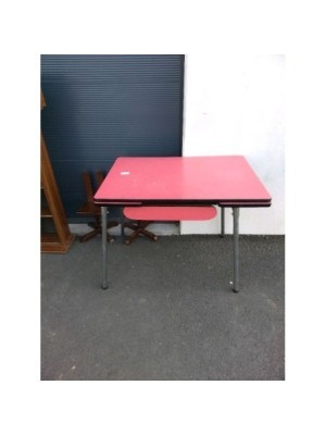 TABLE EN FORMICA ROUGE 