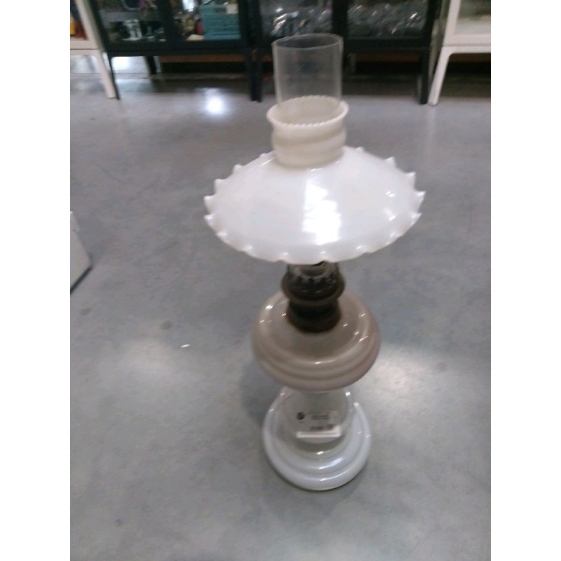 LAMPE ANCIENNE A PETROLE + OPALINE