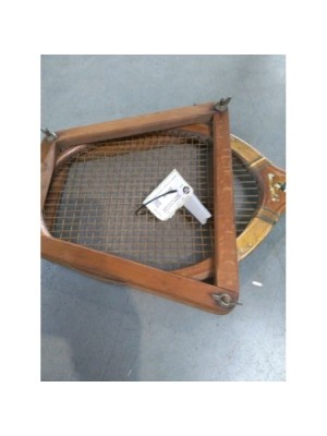 ANCIENNE RAQUETTE DE TENNIS DANS SA PRESSE