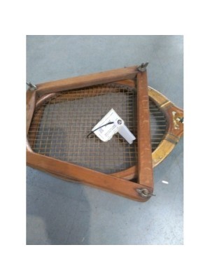 ANCIENNE RAQUETTE DE TENNIS DANS SA PRESSE
